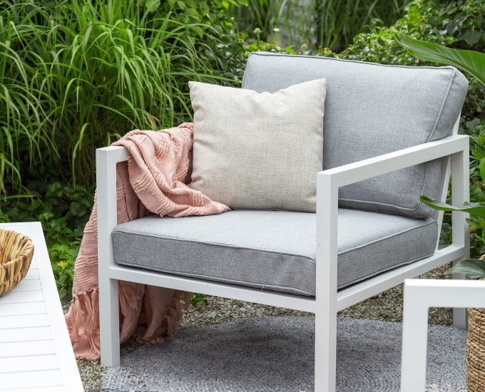 biały fotel Antibes