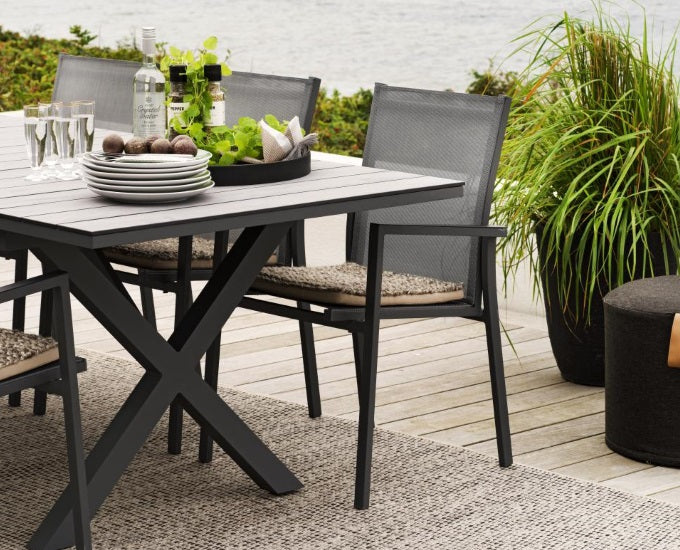 czarne krzesła aluminiowe Bellac