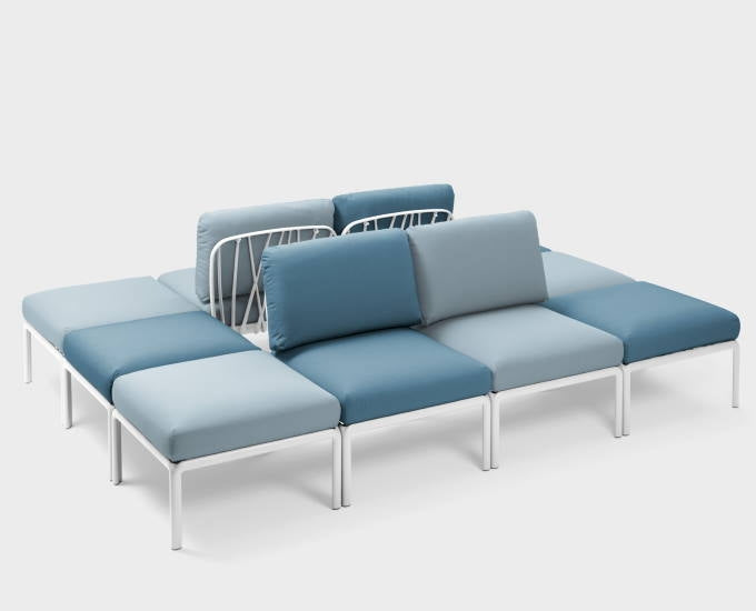 Komodo zielony z jasnymi i ciemnymi niebieskimi poduszkami