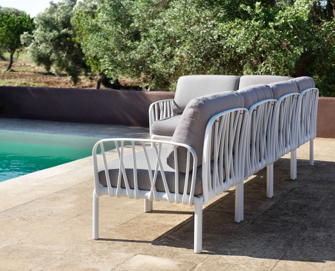 biały narożnik szare poduchy