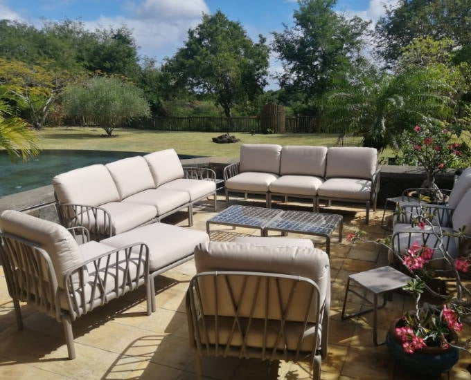 Komodo sofa taupe szare poduszki