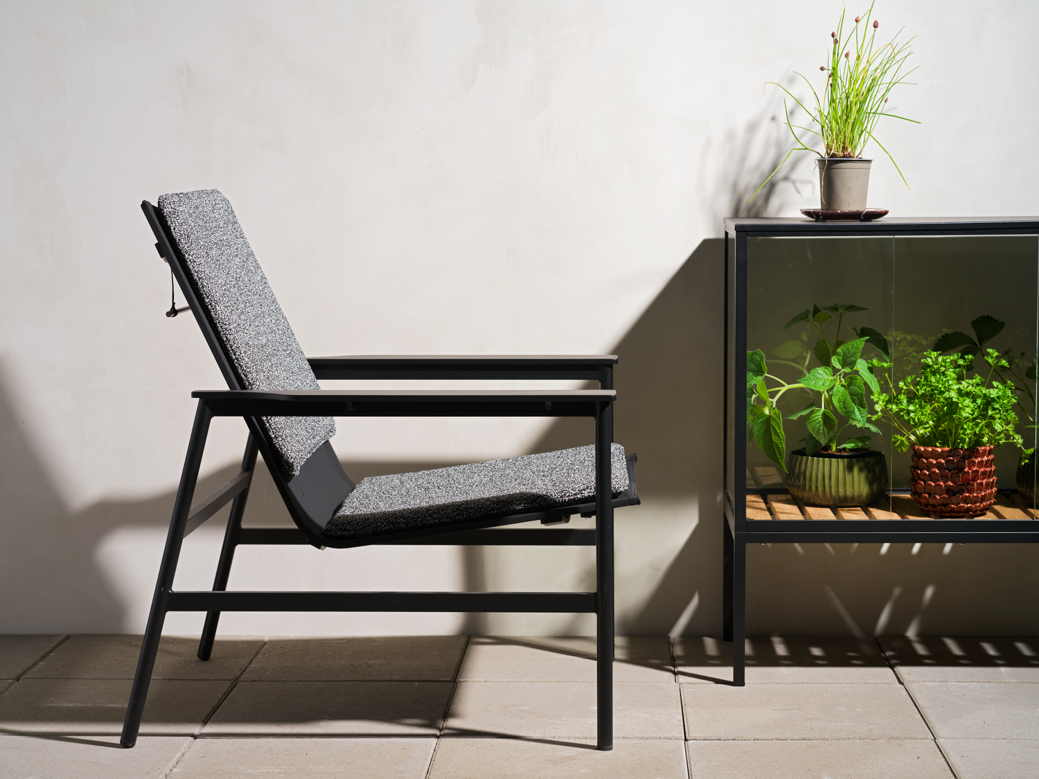 Minimalistyczny fotel na taras Soro