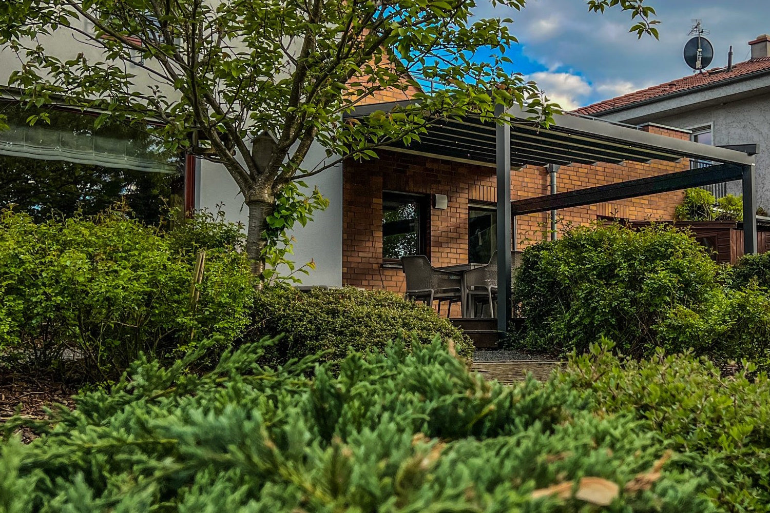 Pergola przyścienna z rozsuwanym dachem Square