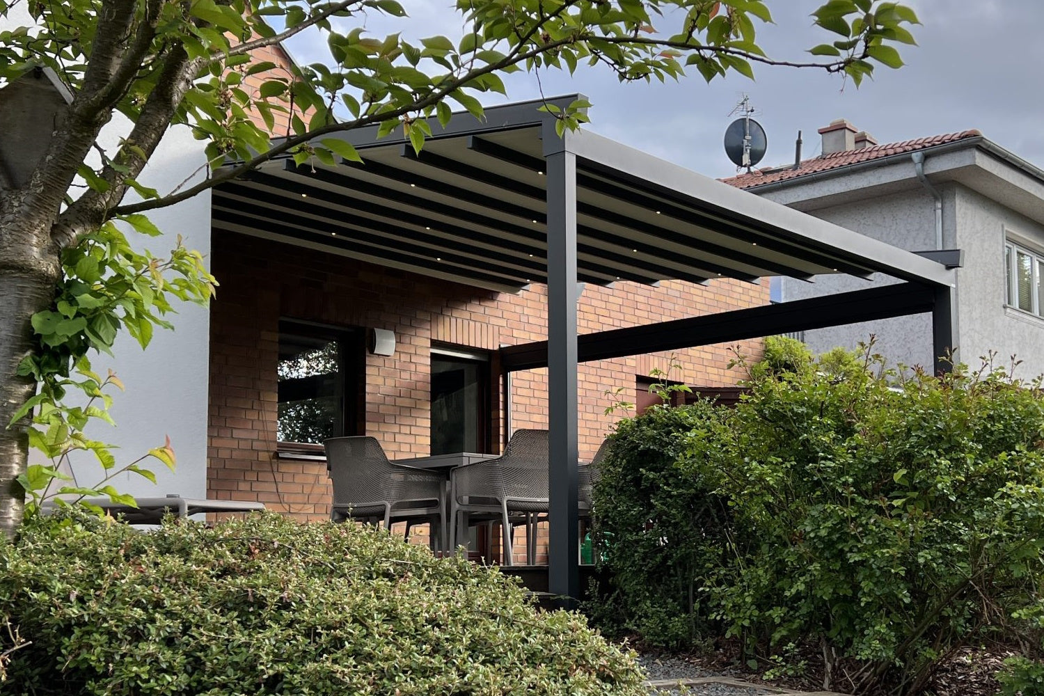 Pergola przyścienna z rozsuwanym dachem Square