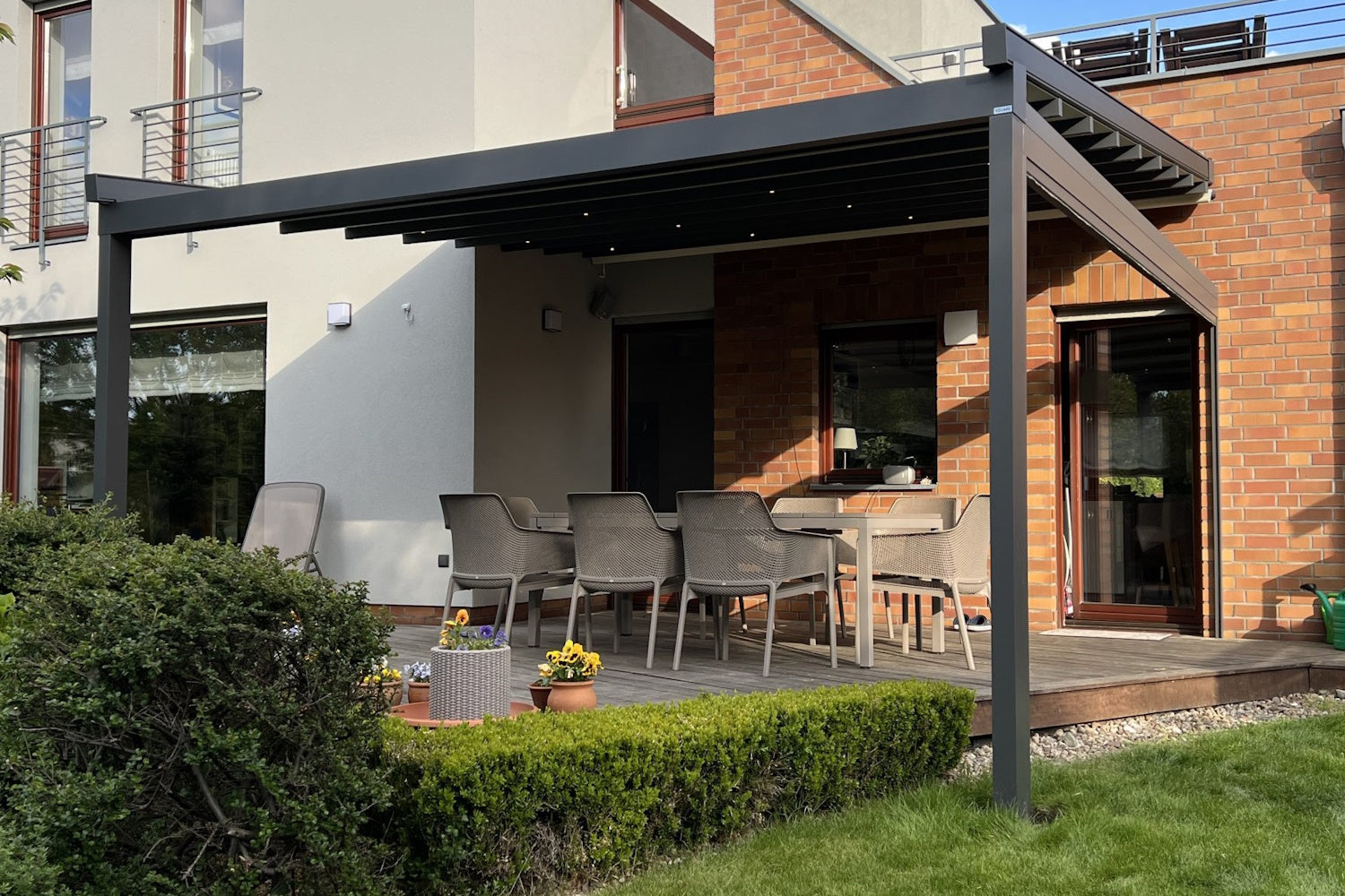 Pergola przyścienna z rozsuwanym dachem Square