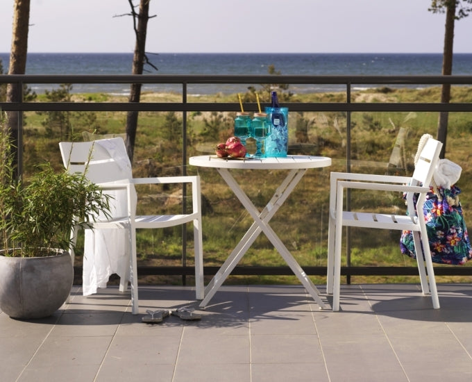 białe krzesła Vichy