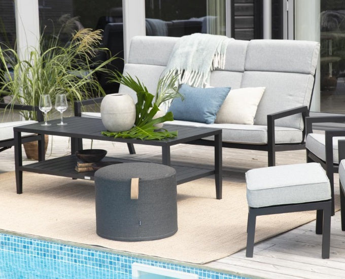 czarna sofa 3 osobowa z wysokim oparciem