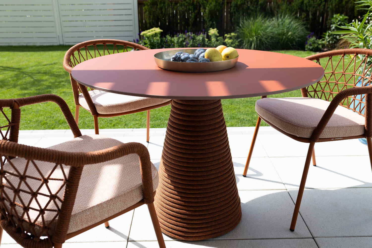 Ikon Twist Pedrali – stół outdoor ze sznurem