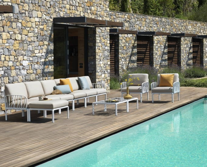 biały Komodo z beżowymi poduszkami Sunbrella