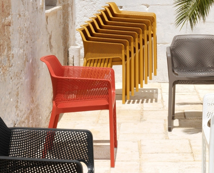 krzesła net grafit, koralowe, musztardowe i taupe