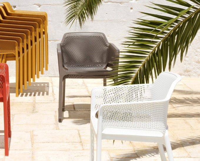 krzesła net białe i taupe