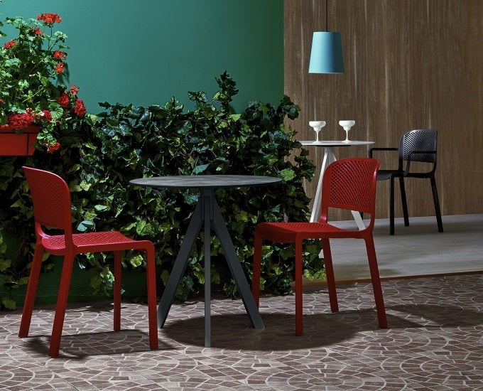 Ażurowe krzesło Dome 261 w kolorze czerwonym na tarasie