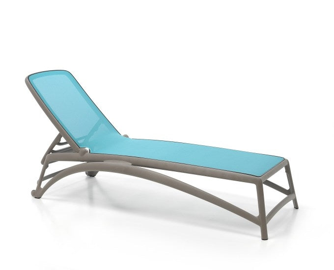 leżak taupe plecionka niebieska