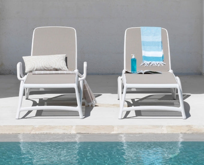 leżak z podłokietnikiem oraz bez