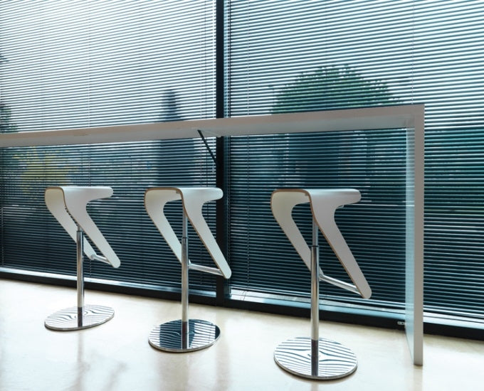 Obrotowe krzesła barowe Woody 495 w kolorze białym