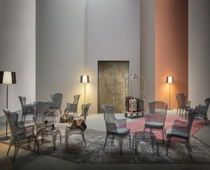 fotele Pasha 660 wraz z poduszkami na tle domowego wnętrza