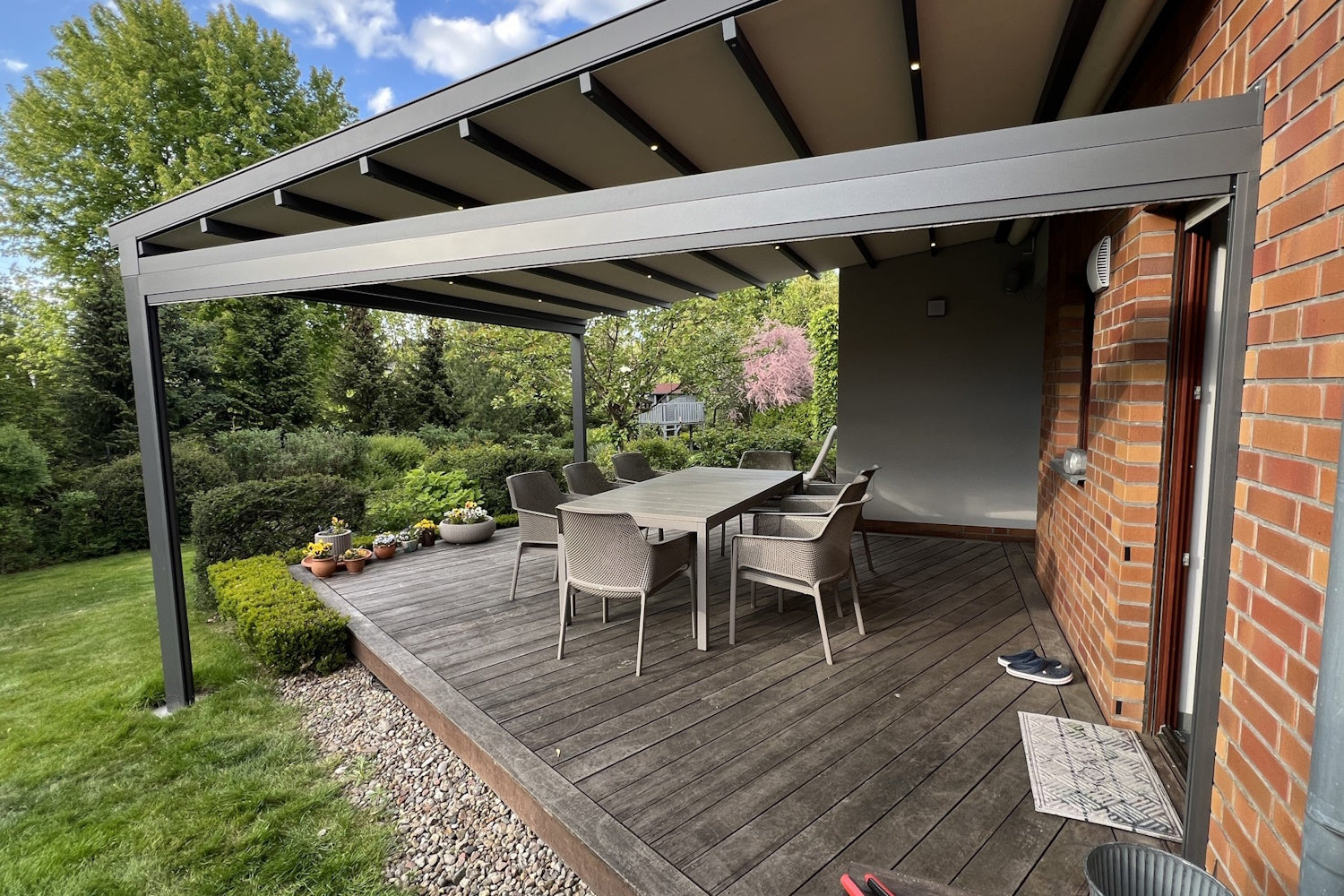 Pergola przyścienna z rozsuwanym dachem Square