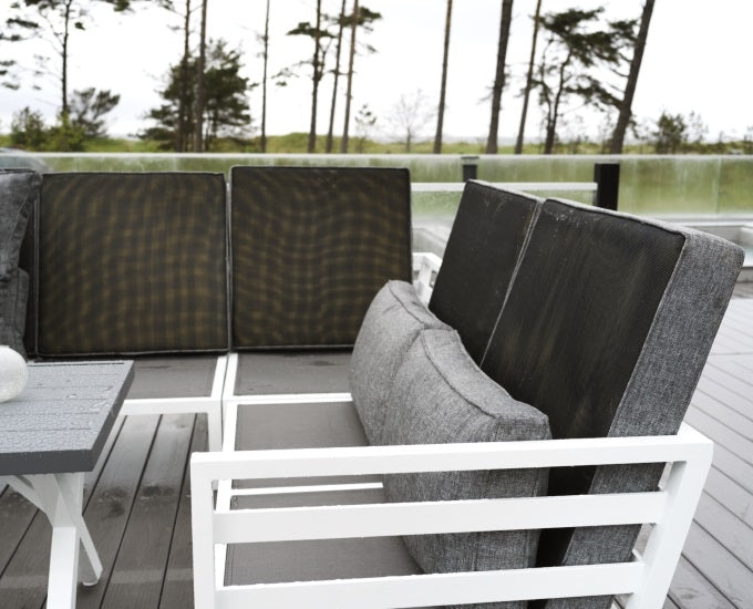 meble białe Brest w deszczu