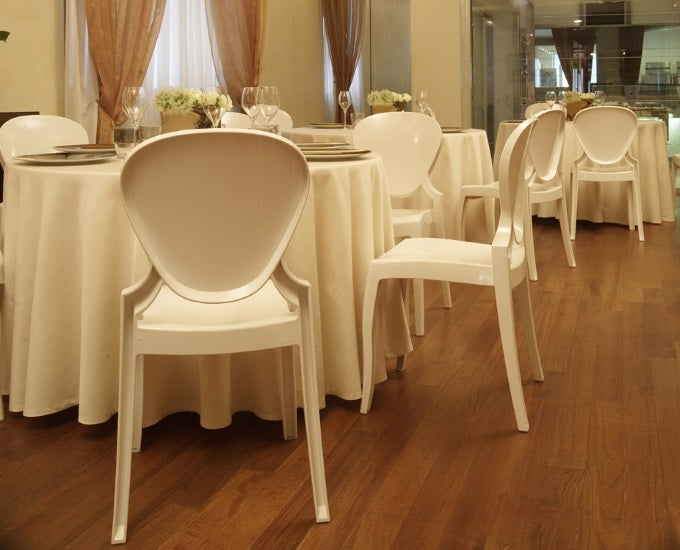 Rodzina krzeseł Queen 650 jako wyposażenie restauracji