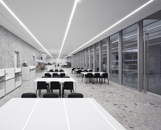 Krzesła Snow 300 we wnętrzu restauracyjnym