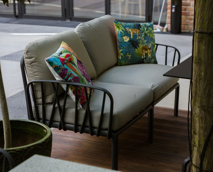 Komodo sofa graitowa szare poduszki