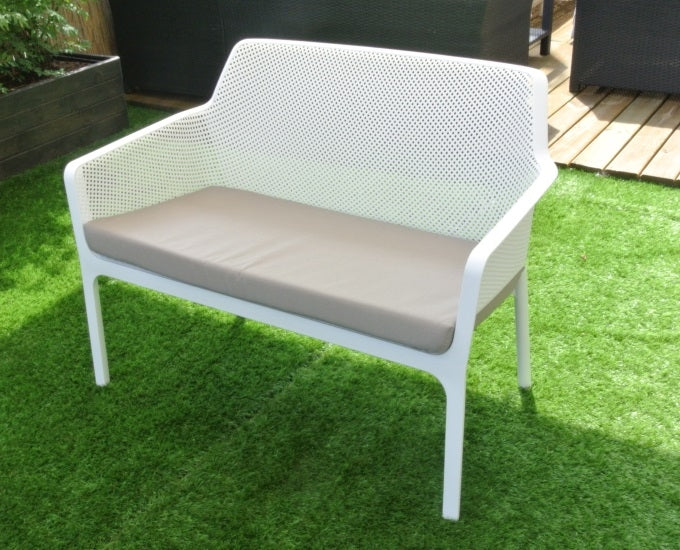 biała sofa Net