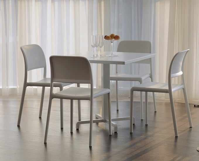 stoły fiore białe krzesła riva białe