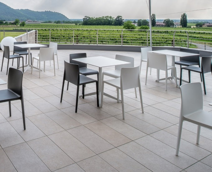 Krzesła Volt 670 w plenerze