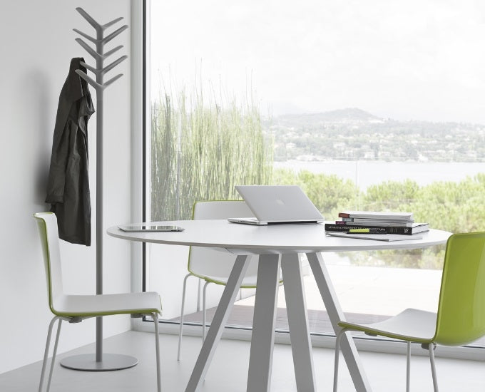 Stojący wieszak na płaszcze Flag