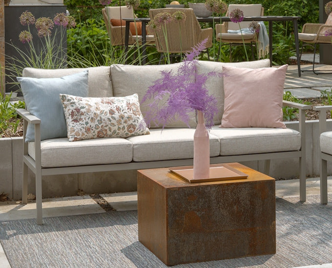 wysoka sofa beżowa Samvaro